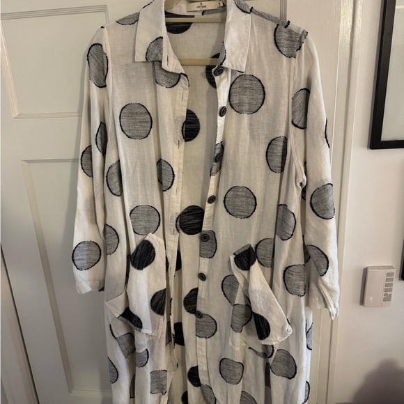 Cheyenne White and Black Polka Dot Long Shirt - Picture 1 of 2